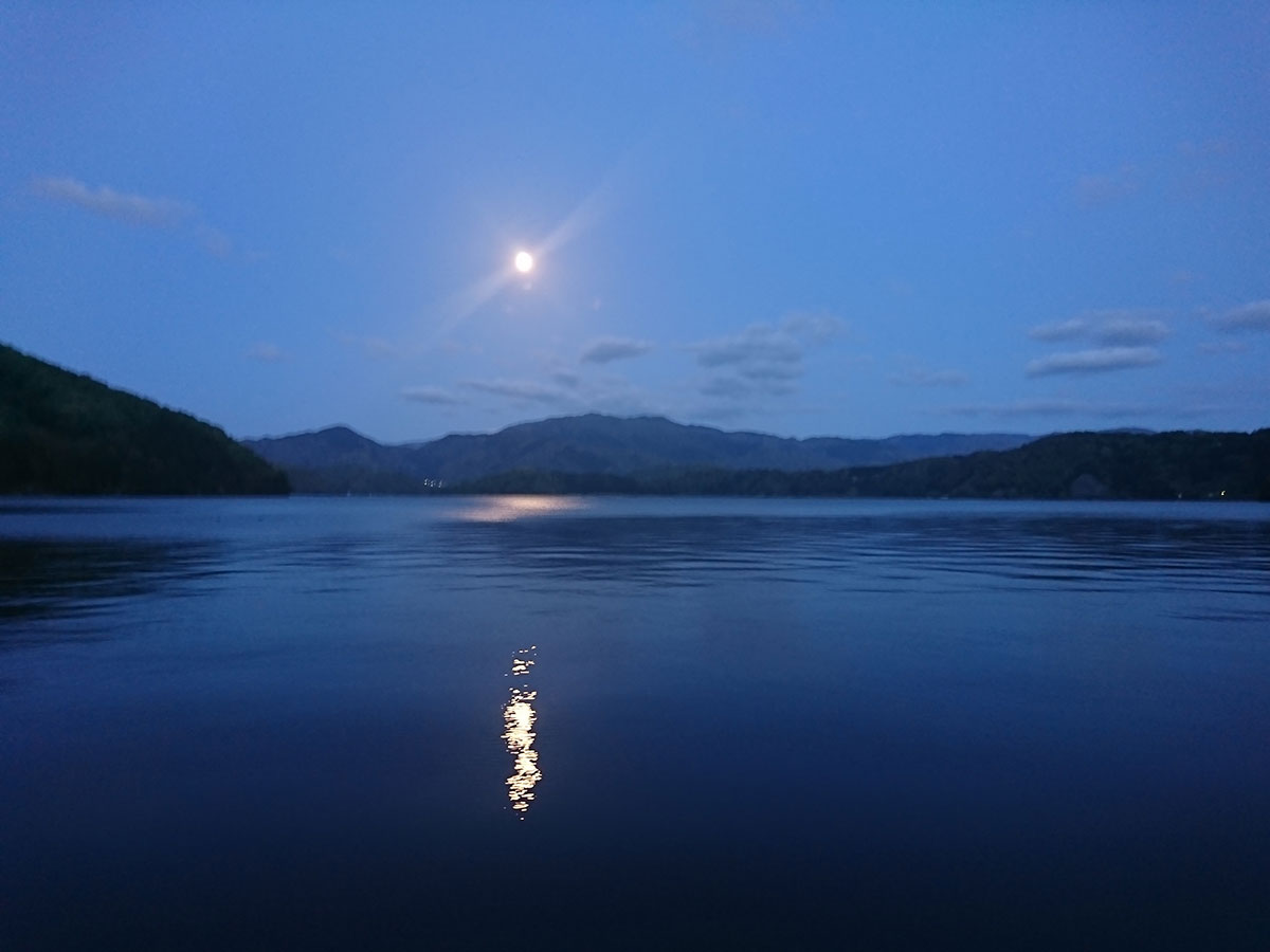 夕方の水月湖